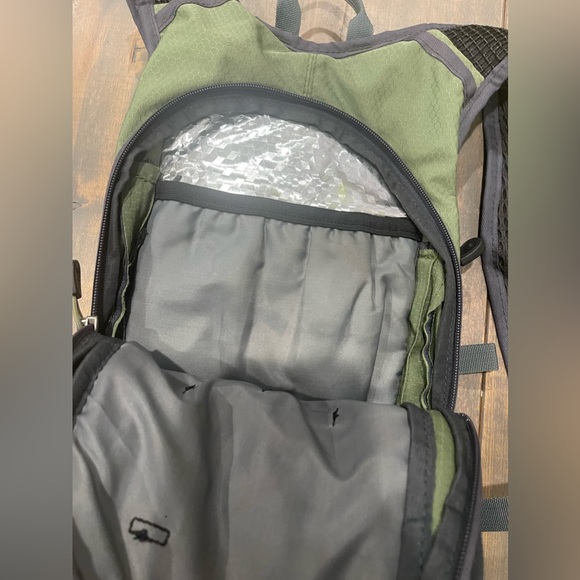 High Sierra Green & Gray Airmesh Back Lightweight Hiking Adjustable Backpack 18” - Picture 4 of 8